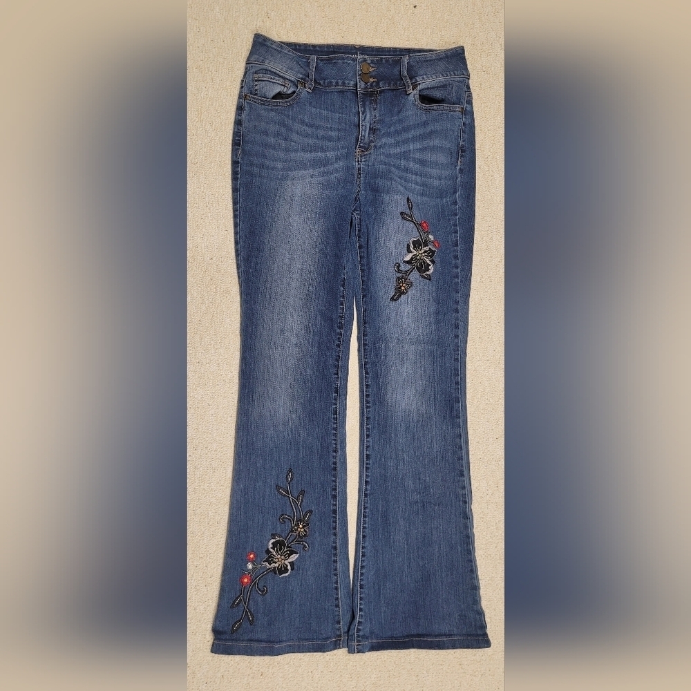 Soho New York & Company Jeans High Waist Curvy Flare 6 Embroidered Embellished